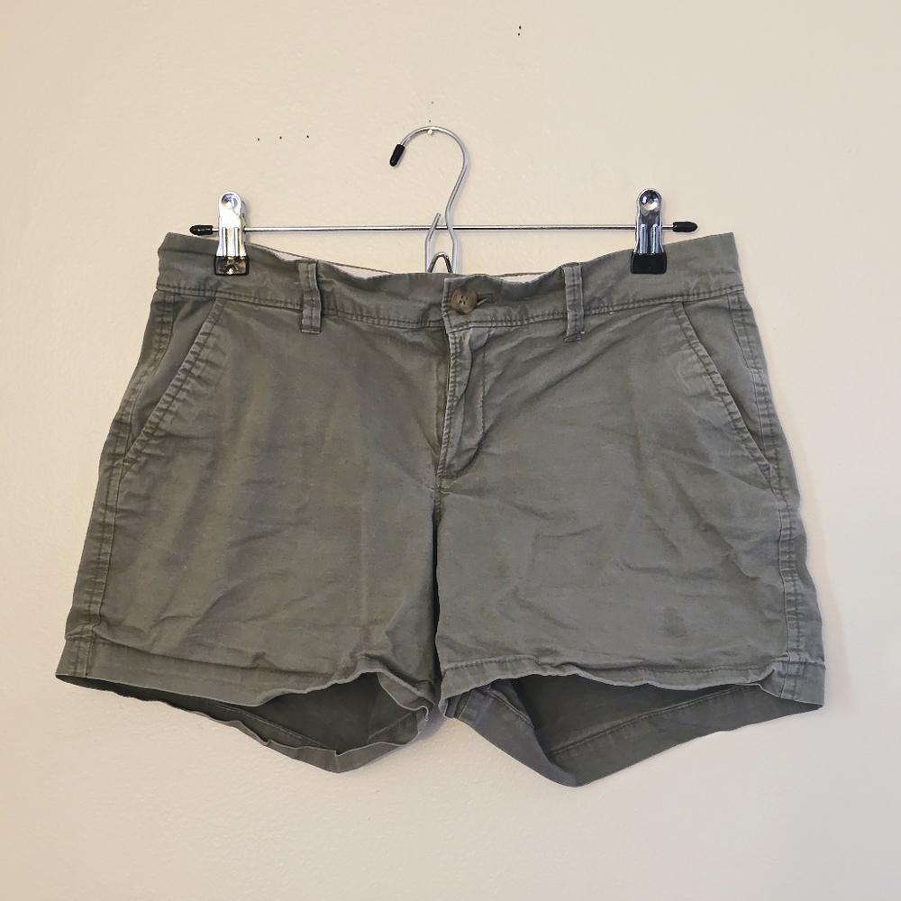 Old Navy Women's 4 Cargo Shorts in Olive Green